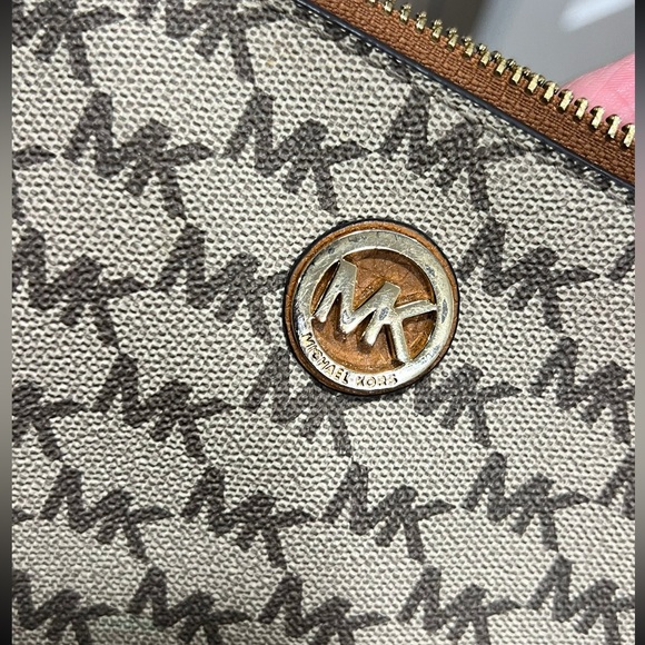 Michael Kors Fulton Zip Clutch - Picture 4 of 13